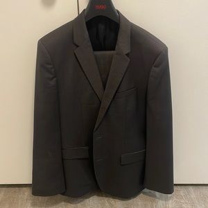Dark Gray / Charcoal Hugo Boss Men’s Suit - 40R. 32 Waist.